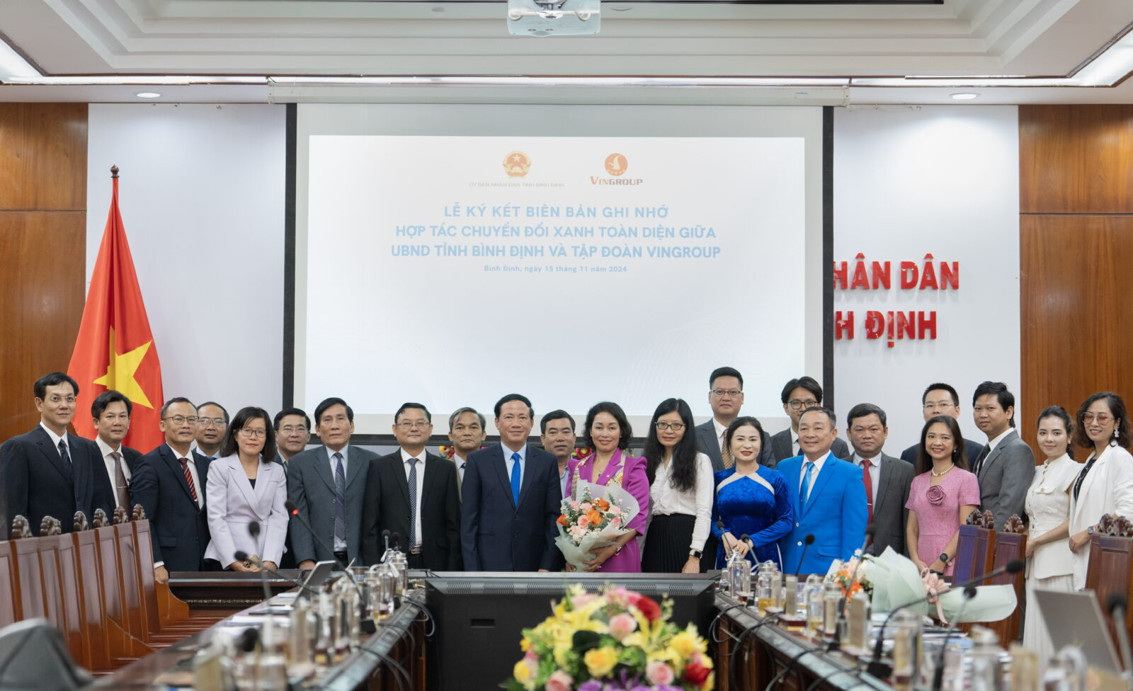 dvecwevev UBND TỈNH BÌNH ĐỊNH VÀ TẬP ĐOÀN VINGROUP KÝ KẾT THỎA THUẬN HỢP TÁC TOÀN DIỆN VỀ CHUYỂN ĐỔI XANH